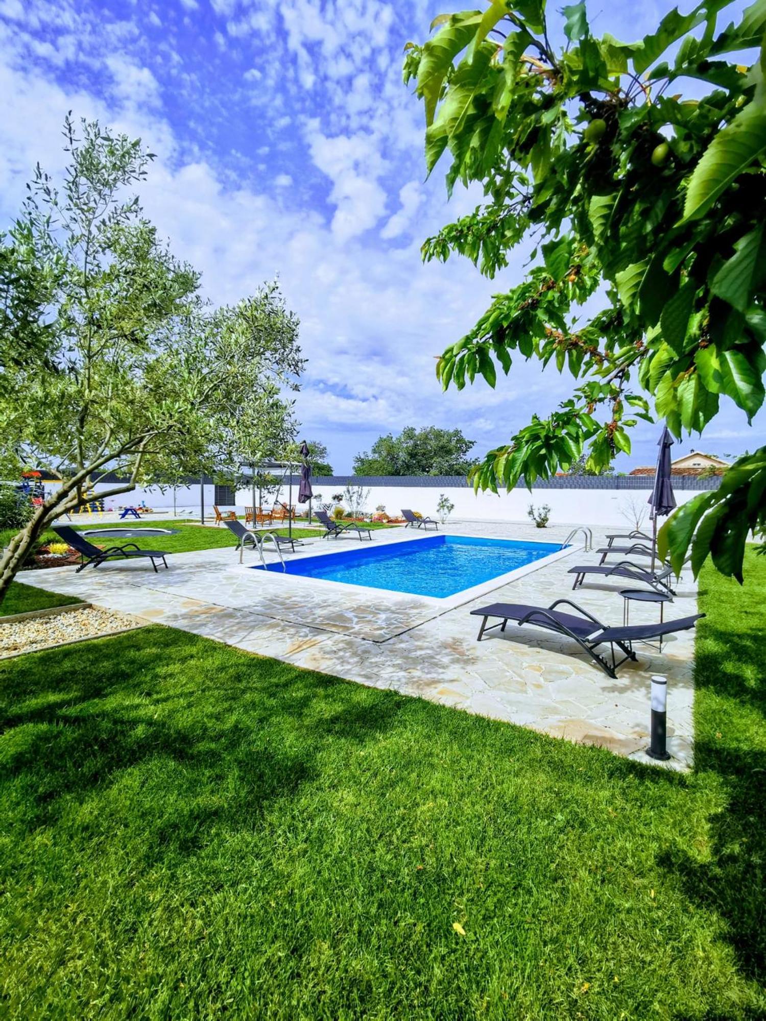 Holiday Home Aprilis With Pool, Jacuzzi And Sauna Galovac  Exteriör bild