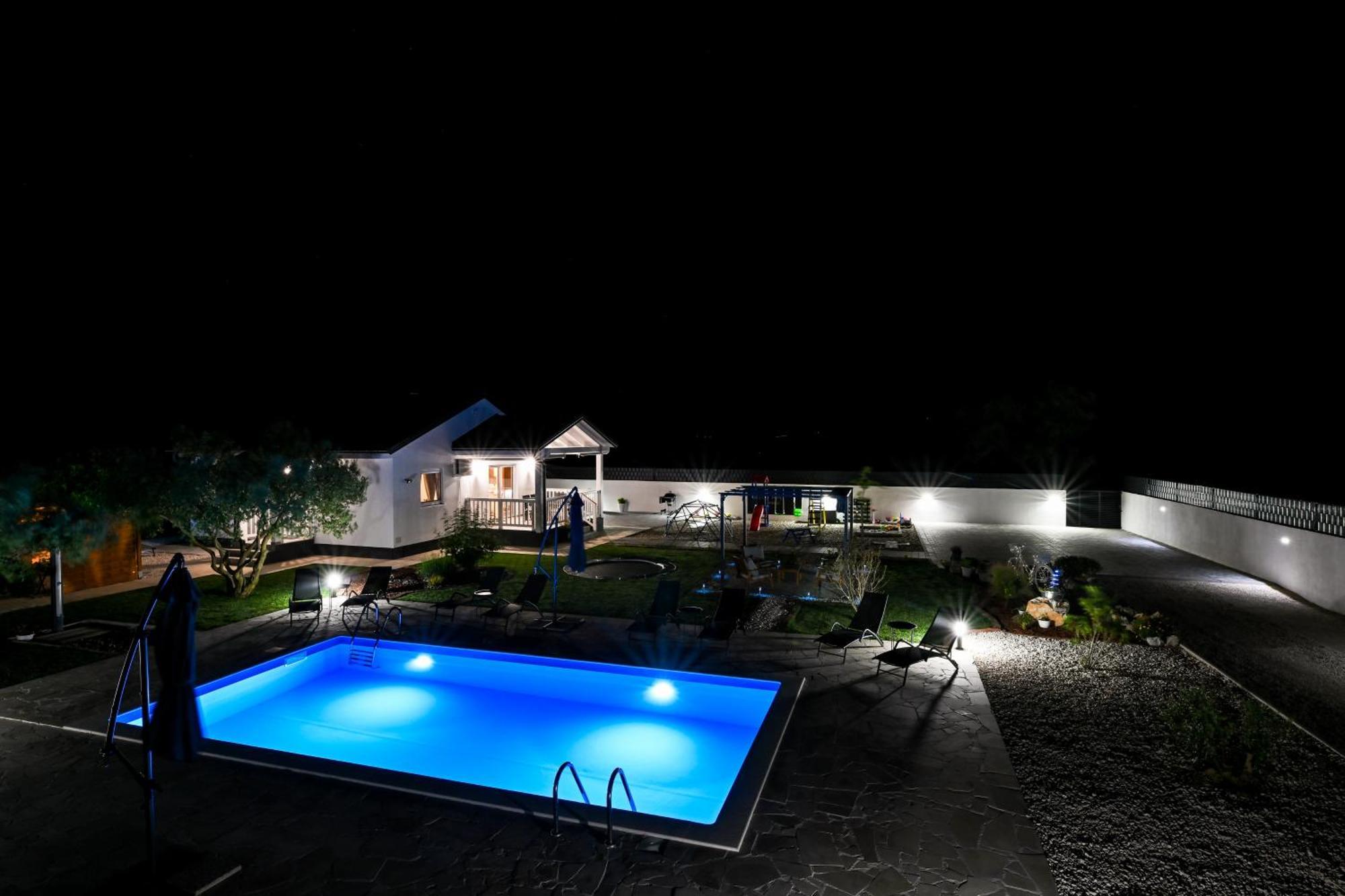 Holiday Home Aprilis With Pool, Jacuzzi And Sauna Galovac  Exteriör bild