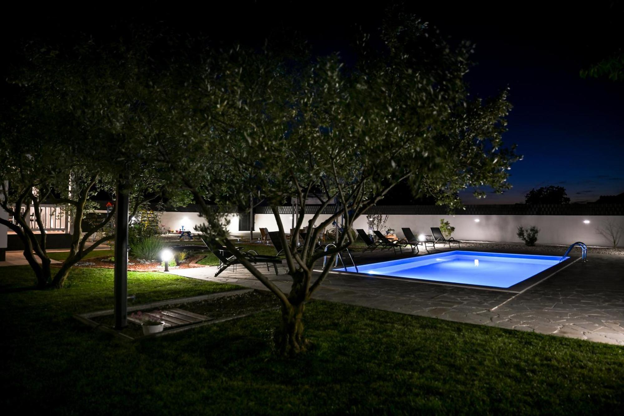 Holiday Home Aprilis With Pool, Jacuzzi And Sauna Galovac  Exteriör bild