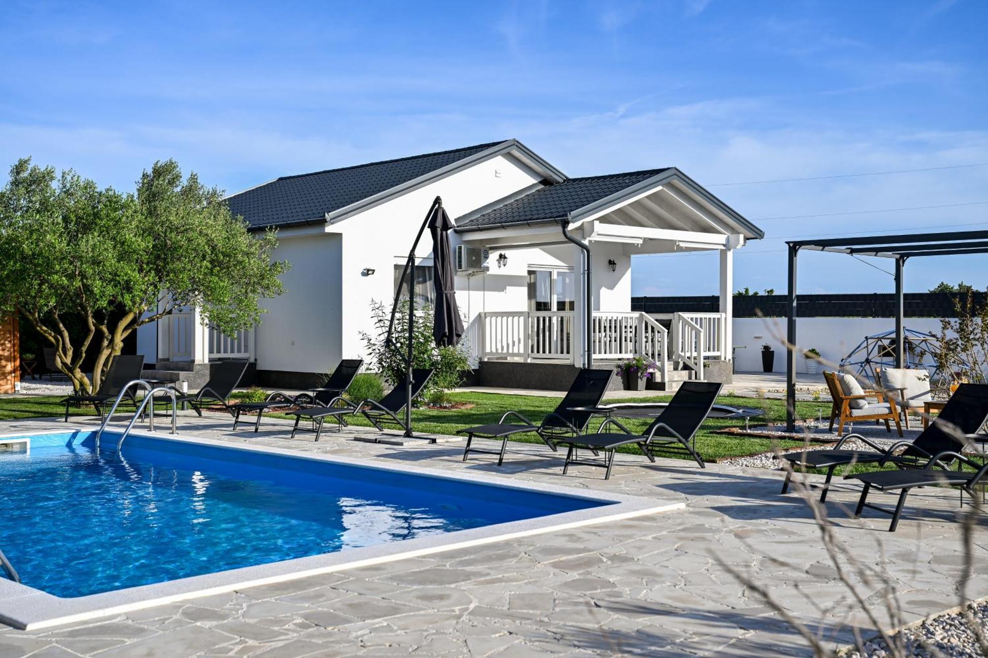 Holiday Home Aprilis With Pool, Jacuzzi And Sauna Galovac  Exteriör bild