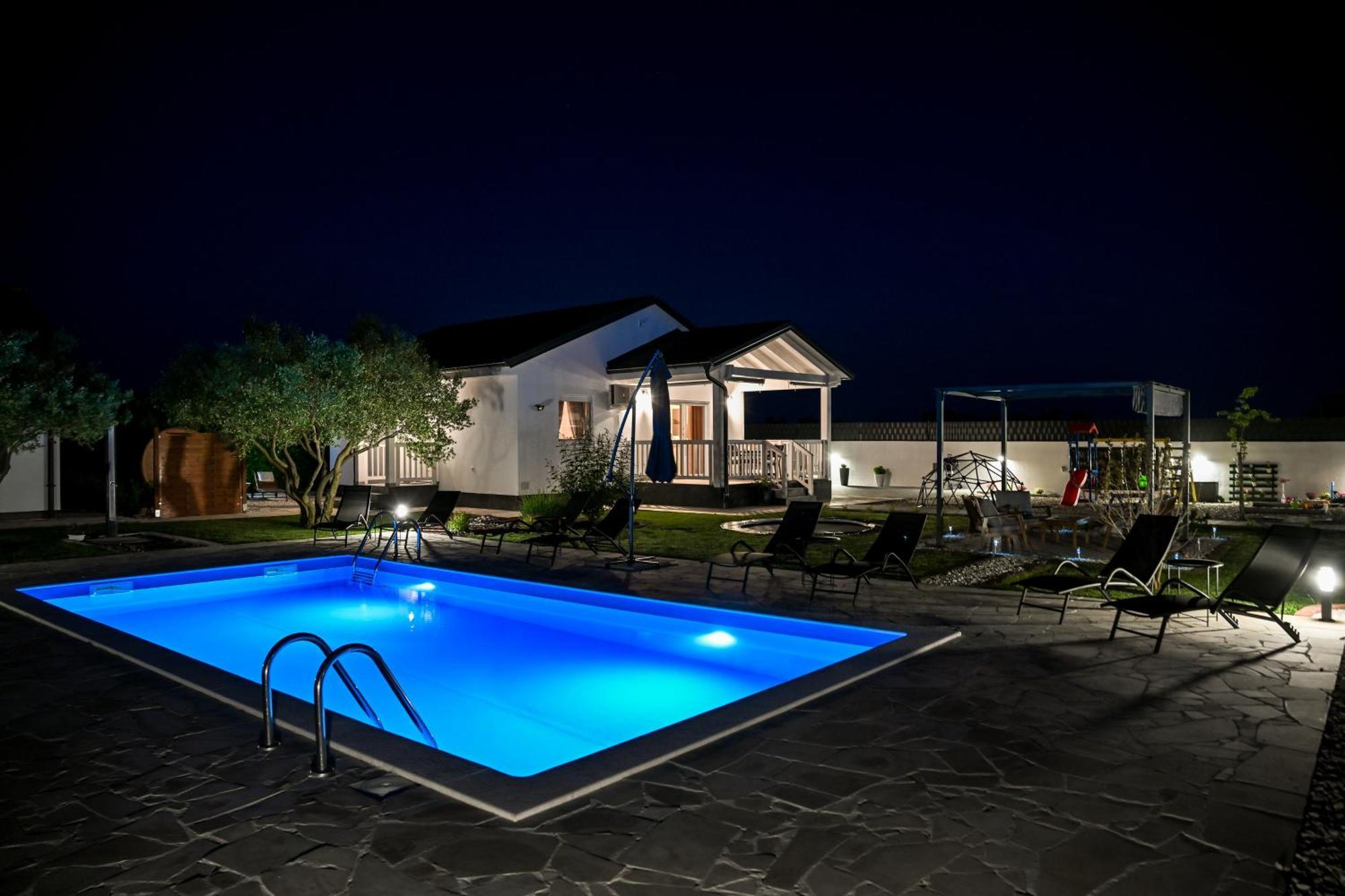 Holiday Home Aprilis With Pool, Jacuzzi And Sauna Galovac  Exteriör bild