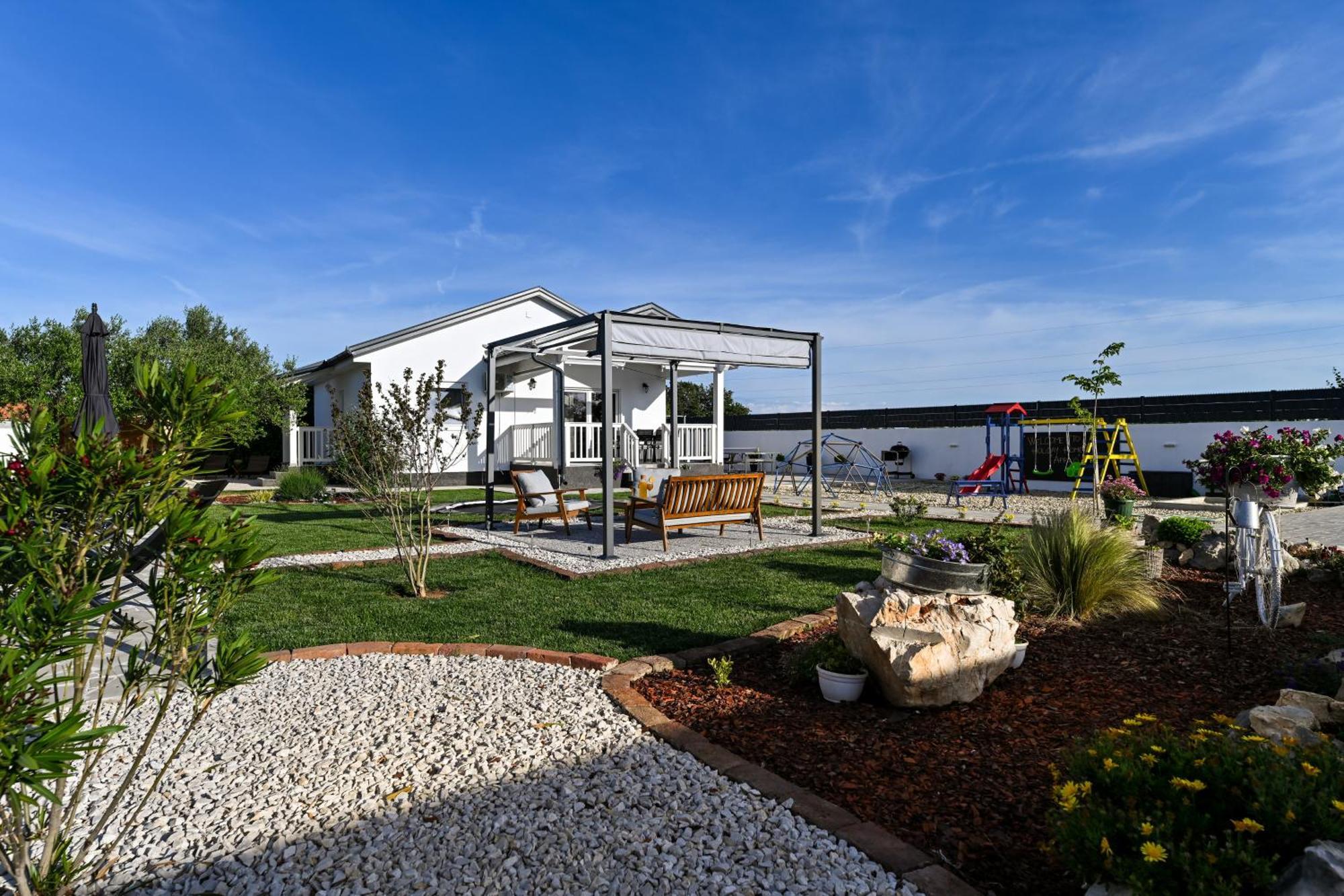 Holiday Home Aprilis With Pool, Jacuzzi And Sauna Galovac  Exteriör bild